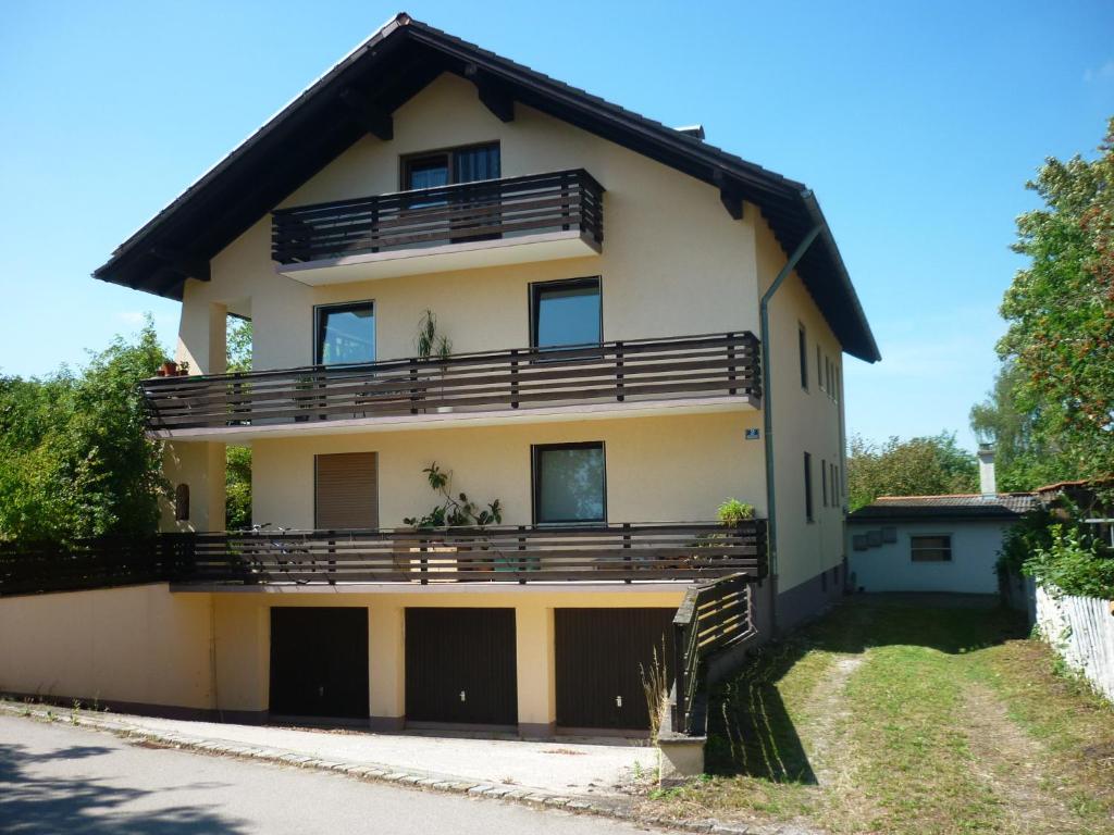 una casa con balcones a un lado en Ferienwohnung Aksana, en Windach