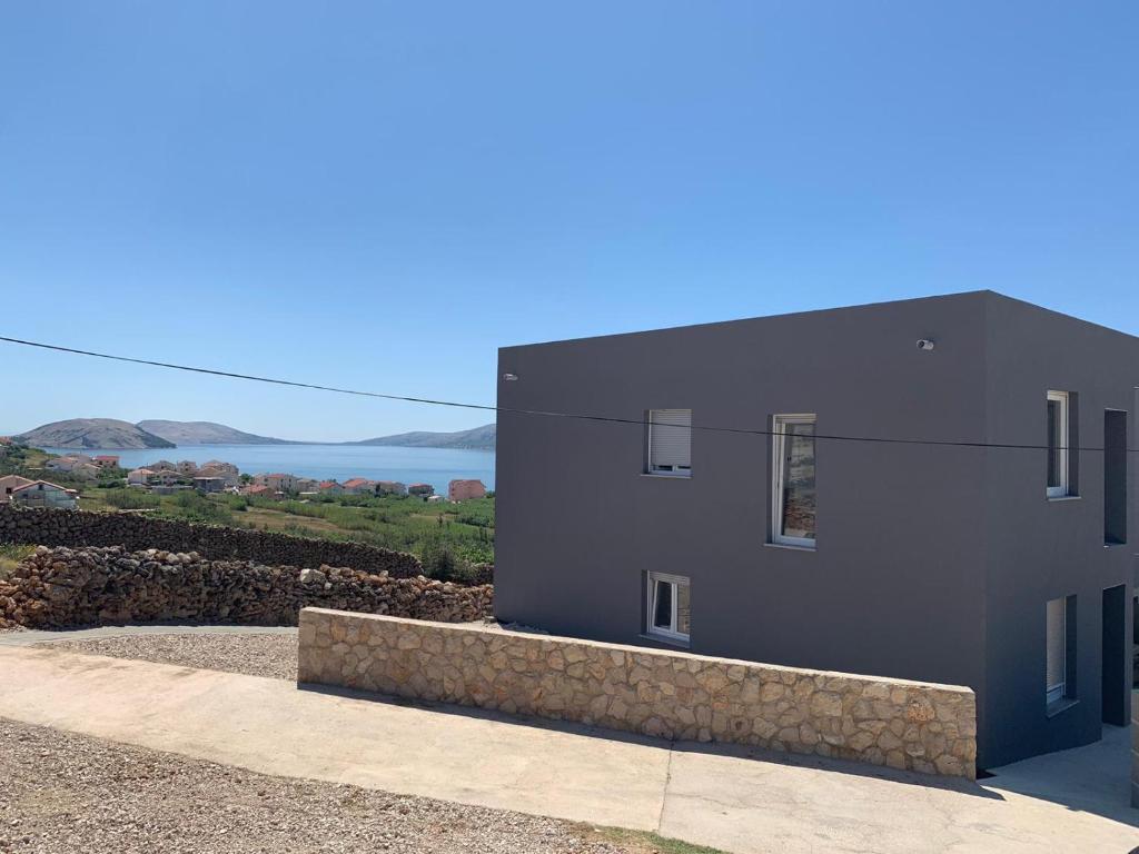 um edifício negro com o oceano ao fundo em Nelany em Zubovici