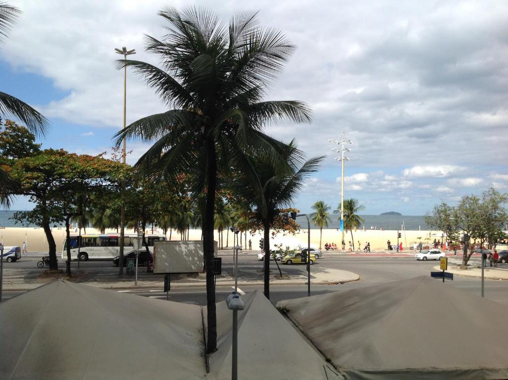 a palm tree in a parking lot next to a beach at VISTA MAR / AVENIDA ATLÂNTICA / COPACABANA in Rio de Janeiro