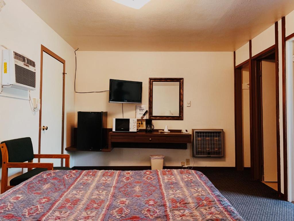 TV a/nebo společenská místnost v ubytování Lakeside Motel