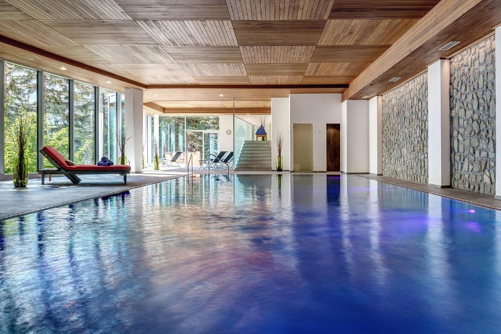 Bazén v ubytování Blatter's Arosa Hotel & Bella Vista SPA nebo v jeho okolí