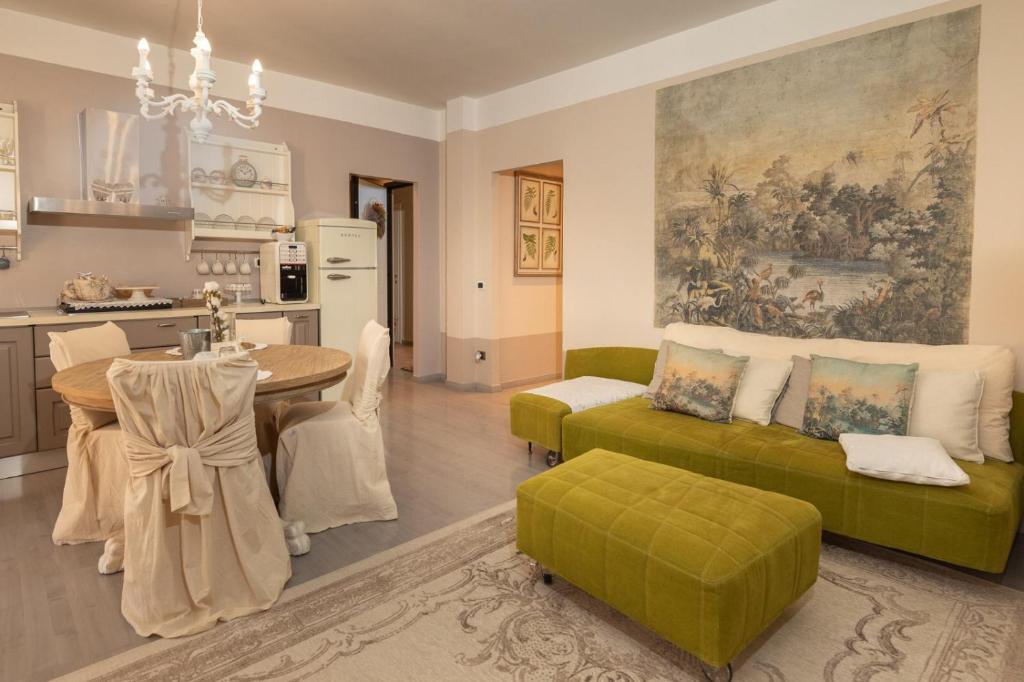 a living room with a green couch and a kitchen at Appartamento Biancospino in Abbadia San Salvatore