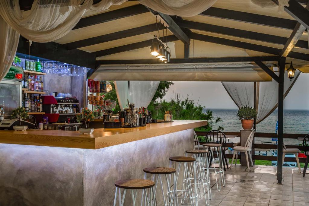 Lounge nebo bar v ubytování Amarylis Beachfront Studios