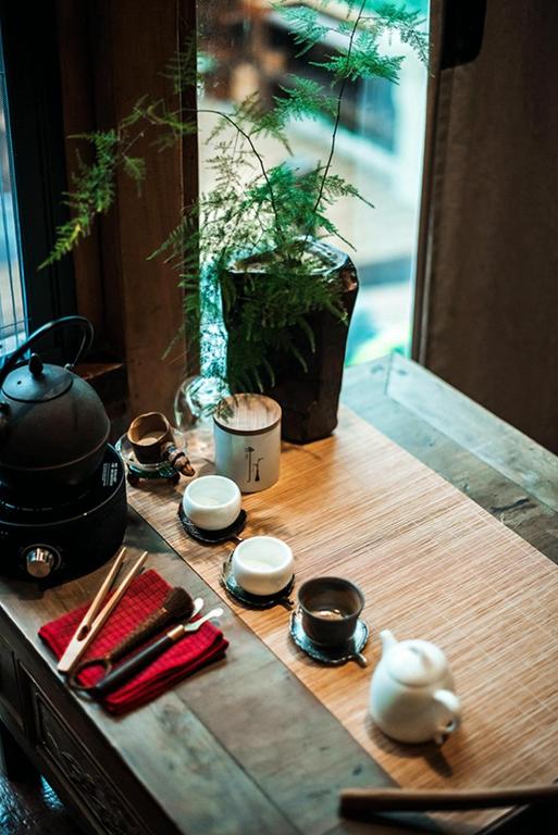 Příslušenství pro přípravu čaje a kávy v ubytování Yunlu Lianxin Guesthouse