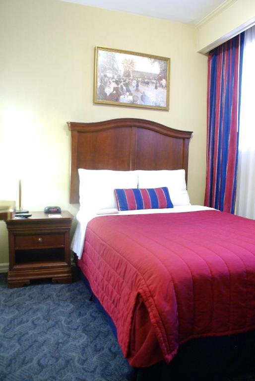 Ramada by Wyndham Jersey City - 