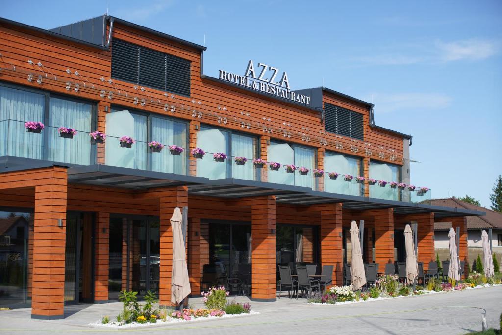um edifício de hotel com guarda-sóis em frente em AZZA Hotel em Jesenice