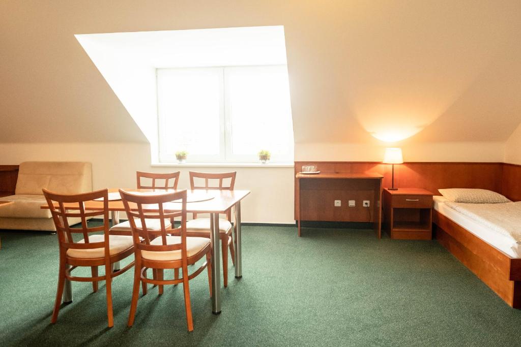 Postel nebo postele na pokoji v ubytování Penzion Rondo