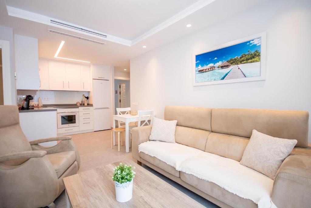 A kitchen or kitchenette at Cubo's Apartamento Tivoli B3