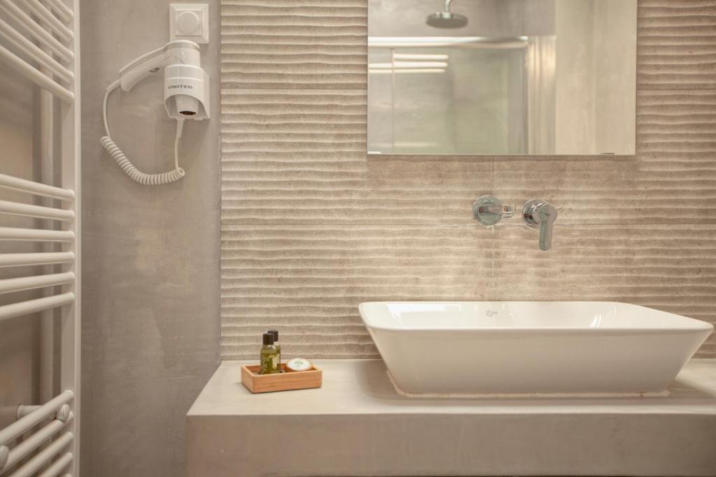 A bathroom at Oikia guesthouse