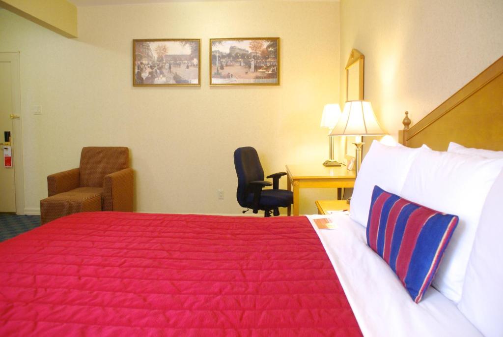 Ramada by Wyndham Jersey City - 