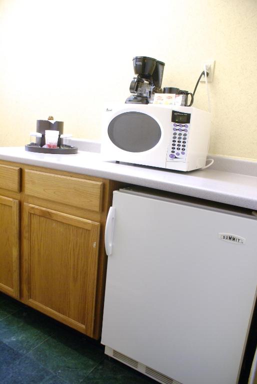 Ramada by Wyndham Jersey City - Queen Room - No Fumar