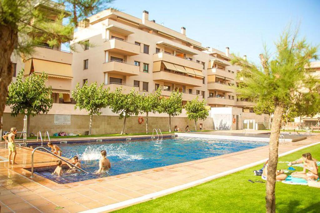Bazén v ubytovaní AL07 Apartamento a 300 metros de la playa de Fenals alebo v jeho blízkosti