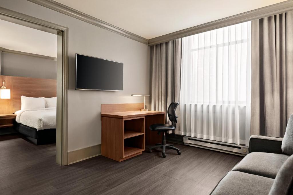TV a/nebo společenská místnost v ubytování Days Inn by Wyndham Vancouver Downtown