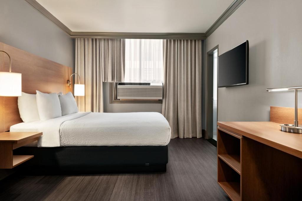 Postel nebo postele na pokoji v ubytování Days Inn by Wyndham Vancouver Downtown