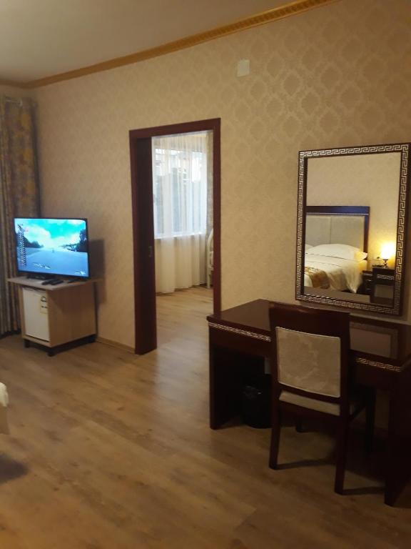 TV a/nebo společenská místnost v ubytování British Hotel Pogradec