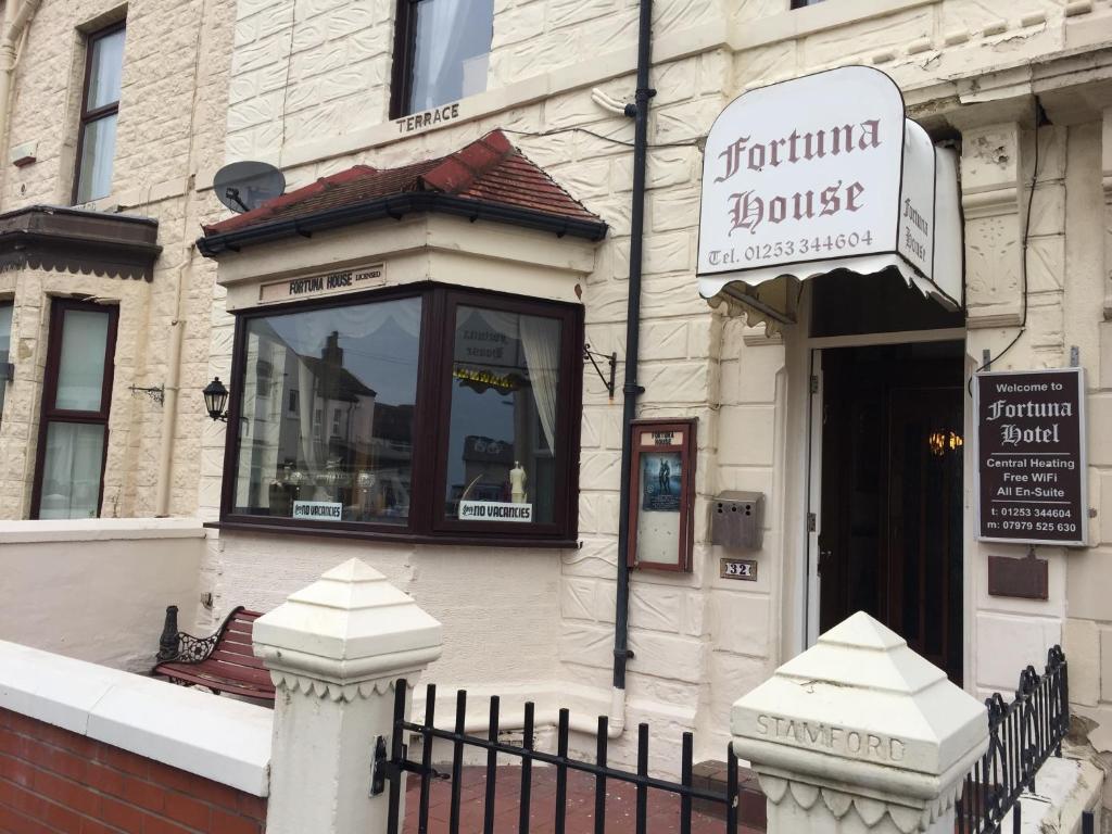 un edificio con un letrero para una casa de muebles en Fortuna House Hotel, en Blackpool