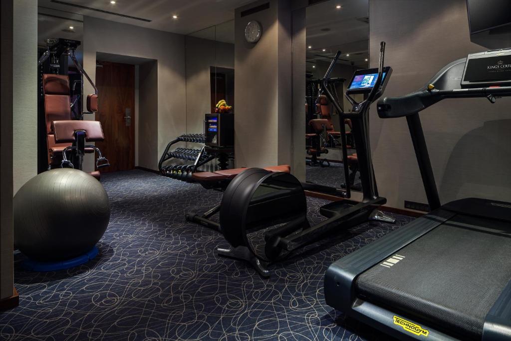 Fitness centrum a/nebo fitness zařízení v ubytování Hotel KINGS COURT