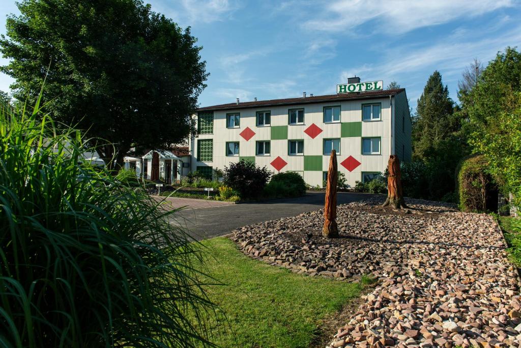 un edificio con un letrero que lee hotel en Hotel Schleifmühle, en Holzminden
