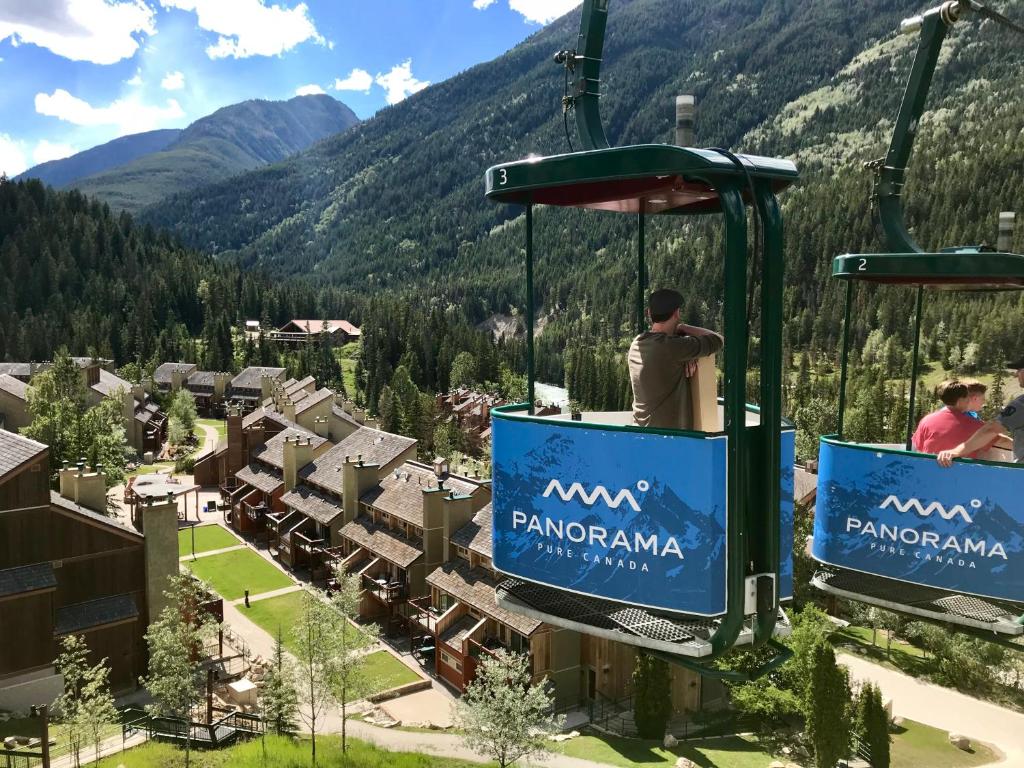 un grupo de personas montando en góndola en un complejo en Panorama Mountain Resort - Horsethief Lodge with Fairmont Creek en Panorama