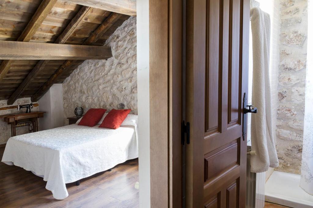 Postel nebo postele na pokoji v ubytování Casa Rural Los Yeros Aldeasoña - Segovia