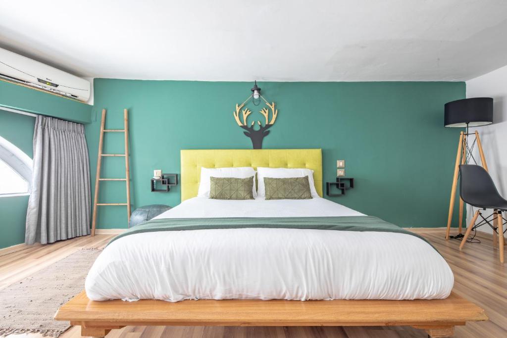 Vintage Duplex Apartment by the Beach / Flea Market District - Housity