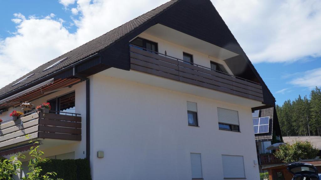 een wit huis met een zwart dak bij Waldblick in Schluchsee