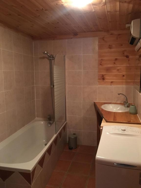 un bagno con vasca e lavandino di Appartement de montagne Briançon a Briançon