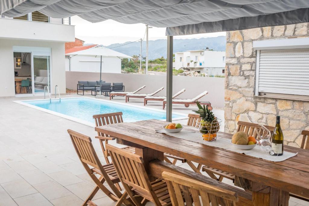 Basen w obiekcie Villa Lele - peace, mountain & sea view, heated pool lub w pobliżu