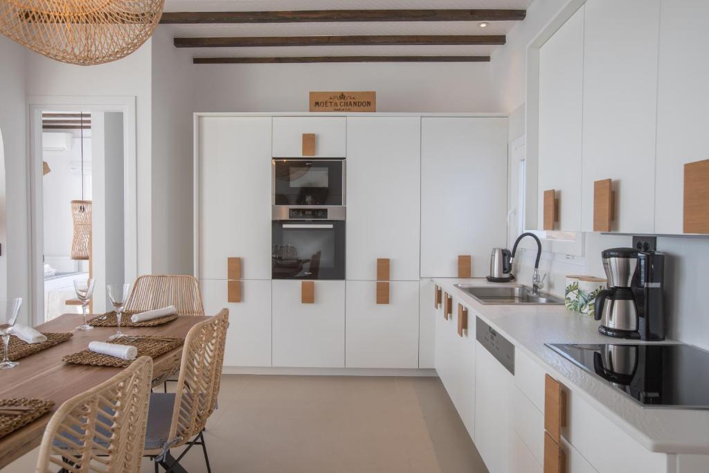 Kuchyň nebo kuchyňský kout v ubytování SeaCode Villas