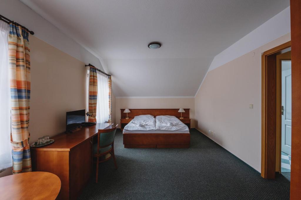 Postel nebo postele na pokoji v ubytování Hotel Taverna