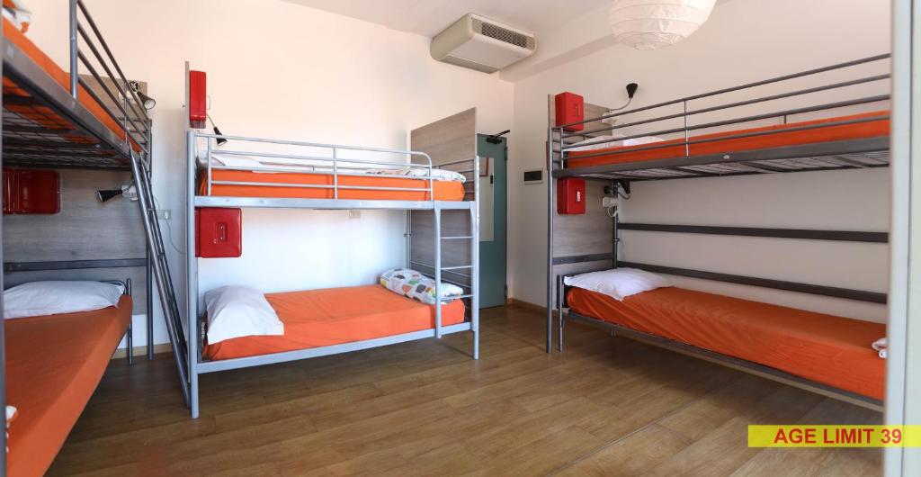 Postel nebo postele na pokoji v ubytování Jammin' Hostel & Bar Rimini