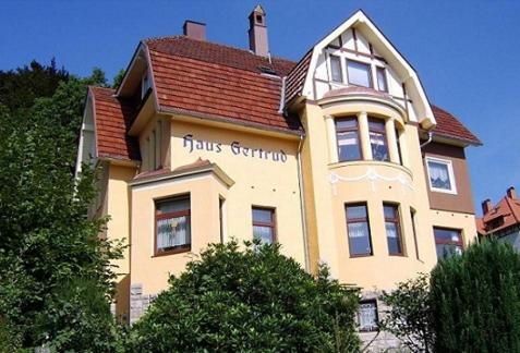 un gran edificio amarillo con techo rojo en Haus Gertrud, en Bad Sachsa