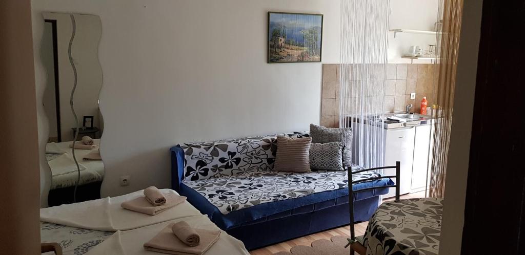 Rooms & Apartments Semić - Family Room With Balcony