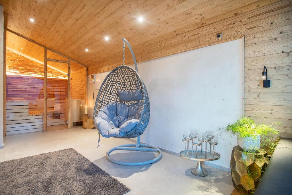 Posezení v ubytování "Chalet Bergzeit" Ferienhaus mit Sauna & Wellness