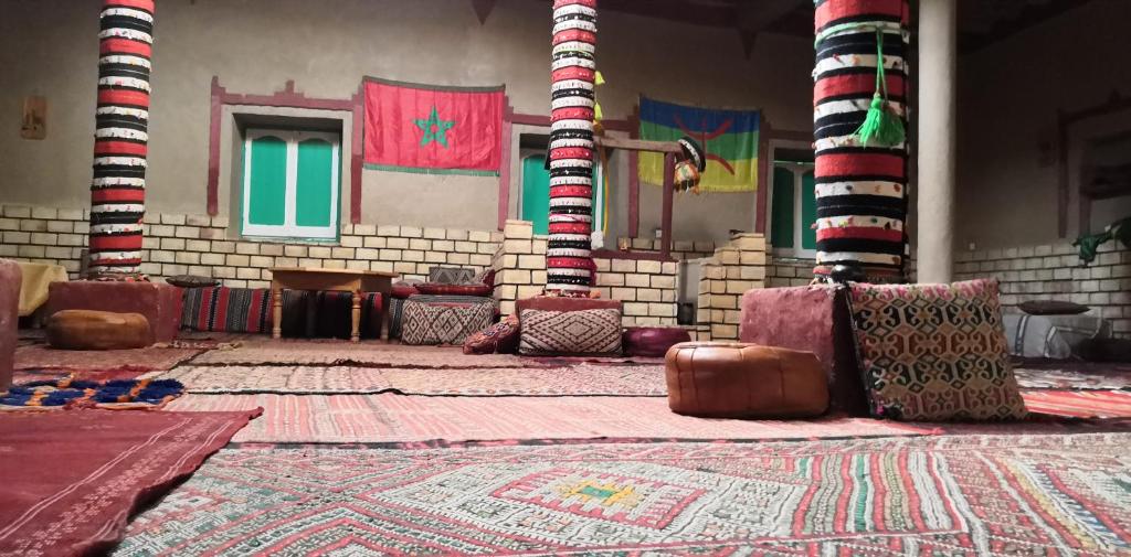 Zimmer mit einem Teppich und Kissen auf dem Boden in der Unterkunft Maison Zouala in Zouala