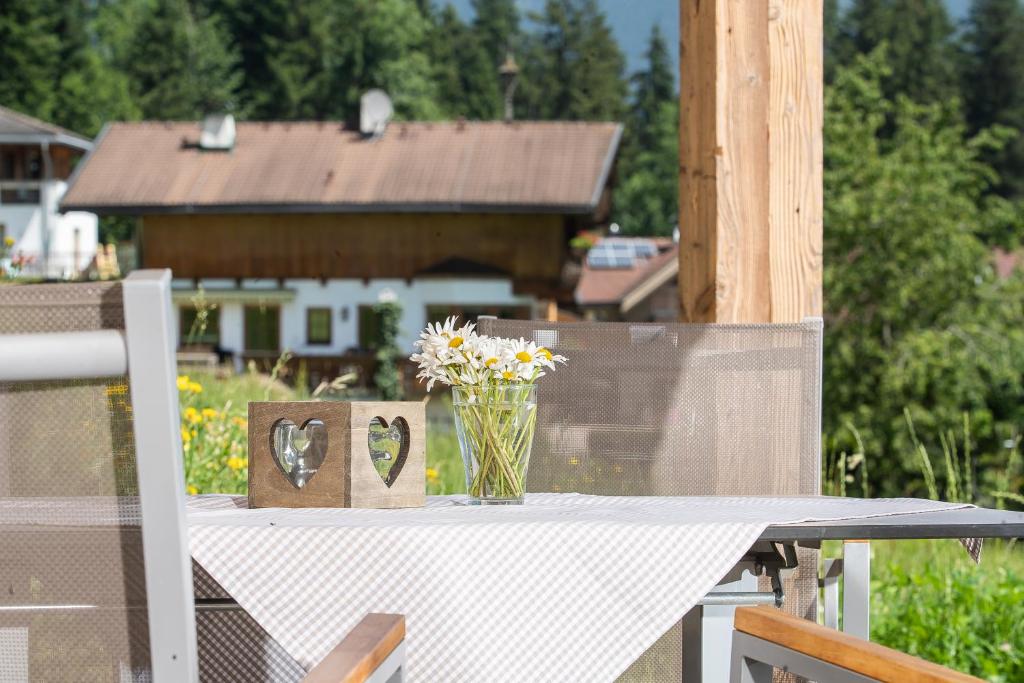 Balkón nebo terasa v ubytování "Chalet Bergzeit" Ferienhaus mit Sauna & Wellness