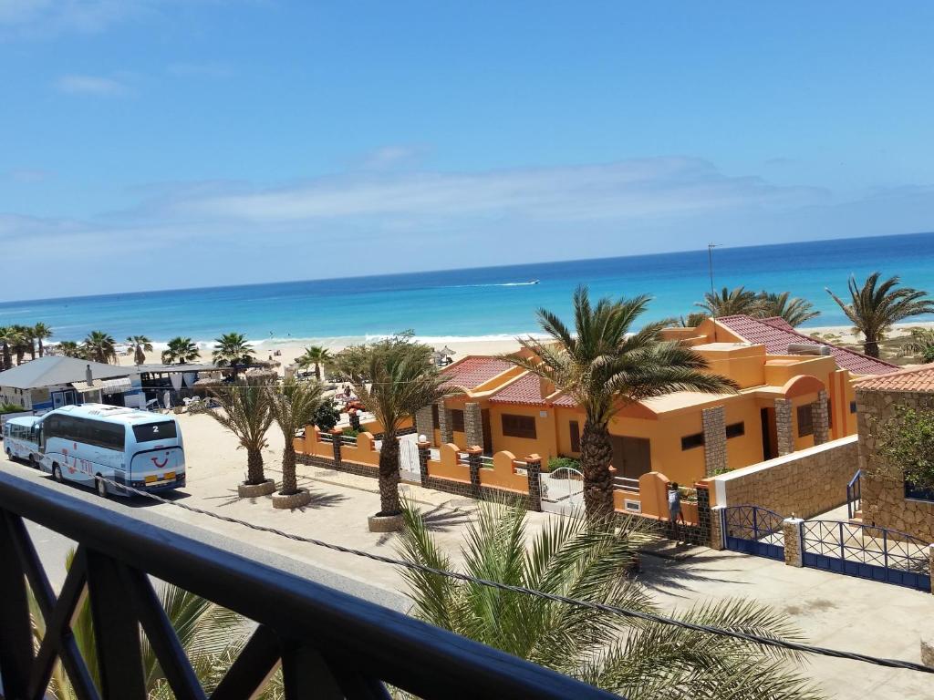 Blick auf den Strand vom Balkon eines Resorts in der Unterkunft Aparthotel Santa Maria Beach in Santa Maria