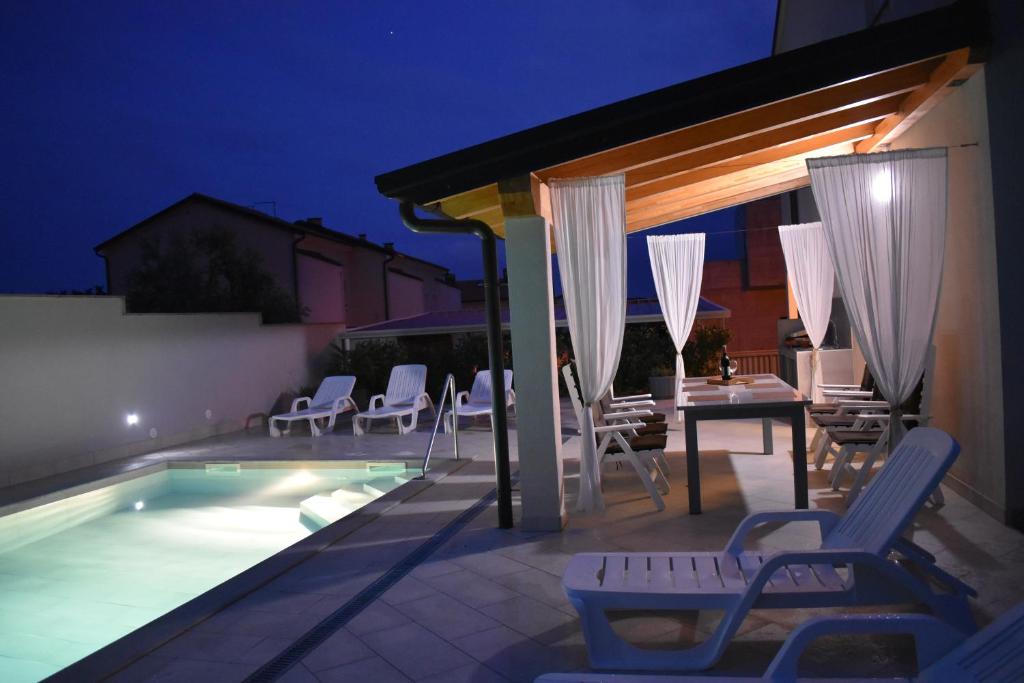 Bazén v ubytování Villa Silver Novigrad with private pool nebo v jeho okolí