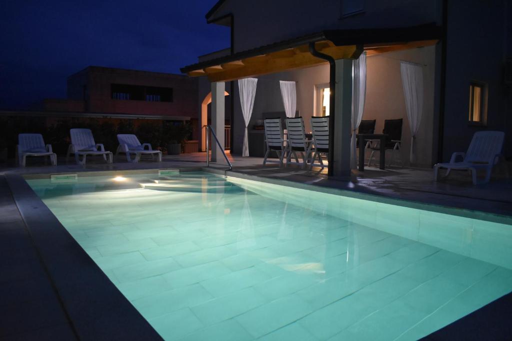 Bazén v ubytování Villa Silver Novigrad with private pool nebo v jeho okolí