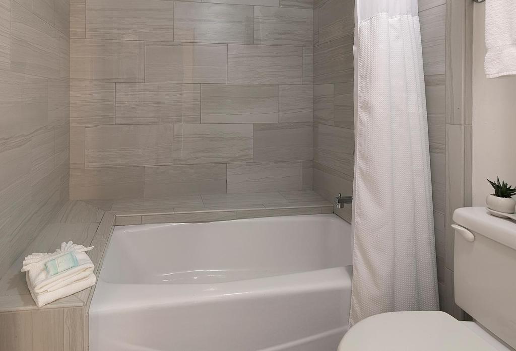 Ein Badezimmer in der Unterkunft Pismo Lighthouse Suites