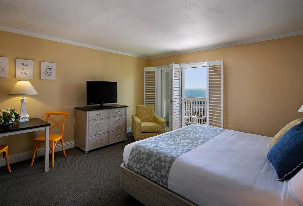 Ein Bett oder Betten in einem Zimmer der Unterkunft Pismo Lighthouse Suites