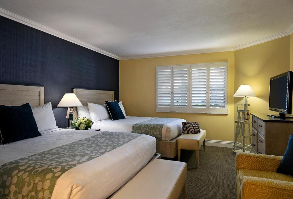 Ein Bett oder Betten in einem Zimmer der Unterkunft Pismo Lighthouse Suites