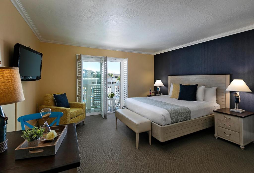 Ein Bett oder Betten in einem Zimmer der Unterkunft Pismo Lighthouse Suites