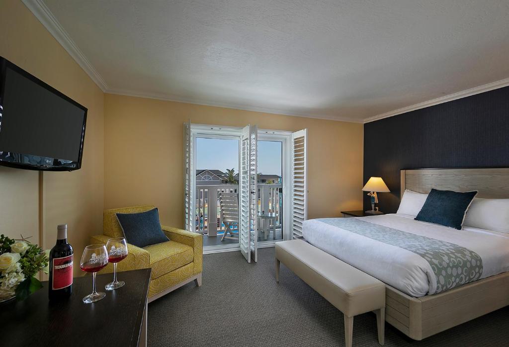 Ein Bett oder Betten in einem Zimmer der Unterkunft Pismo Lighthouse Suites