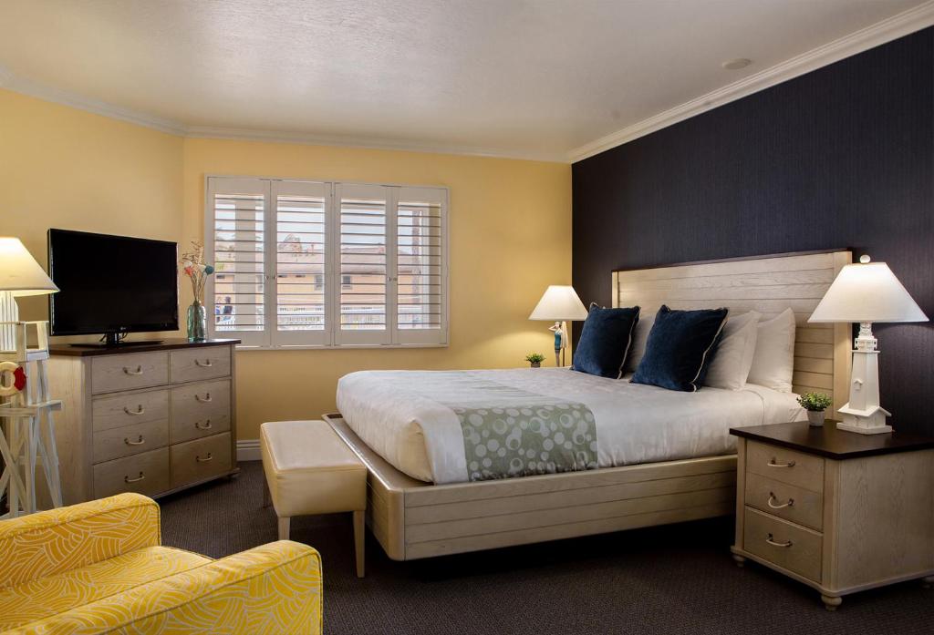 Ein Bett oder Betten in einem Zimmer der Unterkunft Pismo Lighthouse Suites