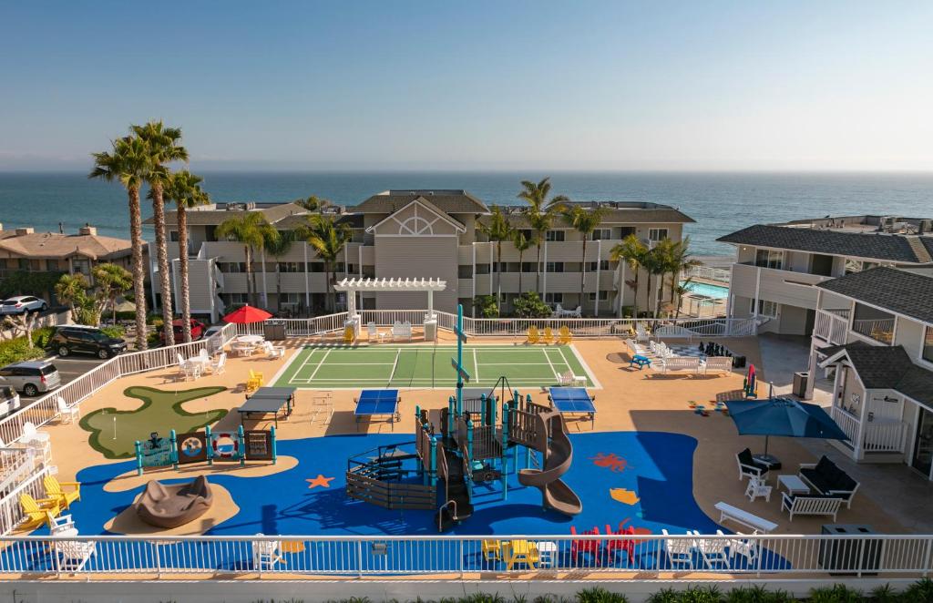 eine Luftansicht eines Tennisplatzes in einem Resort in der Unterkunft Pismo Lighthouse Suites in Pismo Beach