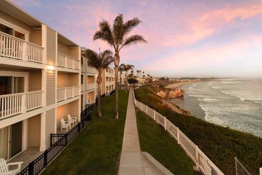 ein Blick auf das Meer vom Balkon eines Resorts in der Unterkunft Pismo Lighthouse Suites in Pismo Beach