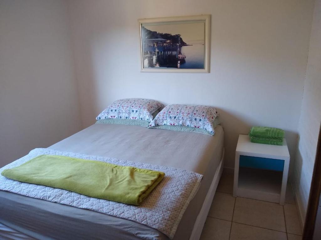 En eller flere senge i et værelse på Hostel Dina & Suítes