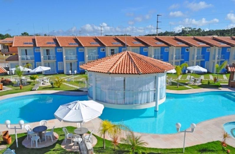 un complejo con una gran piscina y un edificio en Residencial Mont Sião - Tonziro, en Porto Seguro