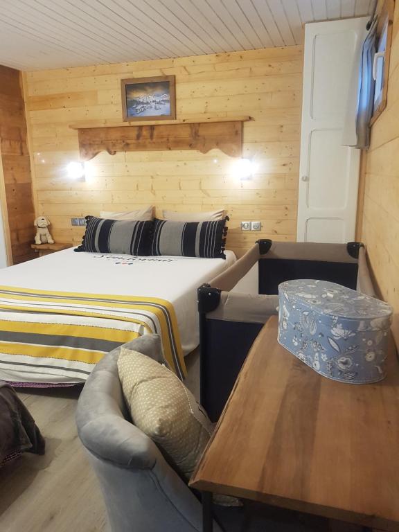 1 dormitorio con 1 cama, 1 mesa y 1 silla en TISHA, en Saint-Jorioz